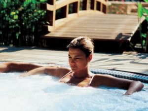 SS_MAS CANDILLE LADY IN JACUZZI